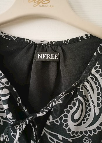 siyah beyaz şekilli fırfırlı transparan kollu bluz - Görsel 5