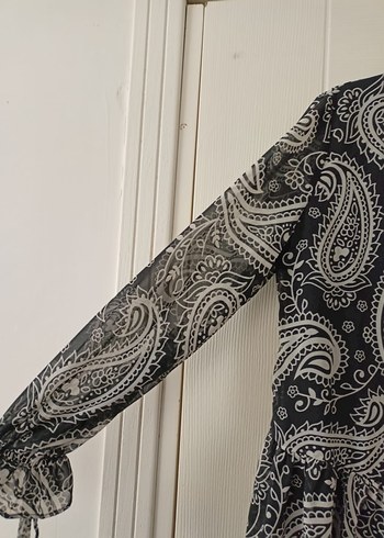 siyah beyaz şekilli fırfırlı transparan kollu bluz - Görsel 2