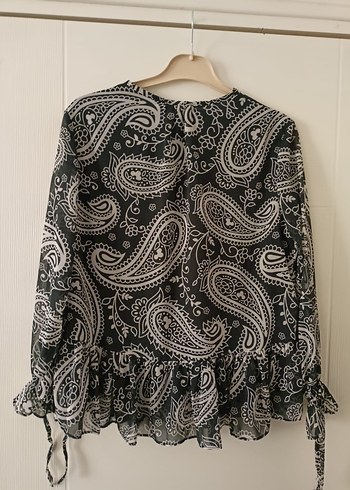 siyah beyaz şekilli fırfırlı transparan kollu bluz - Görsel 8