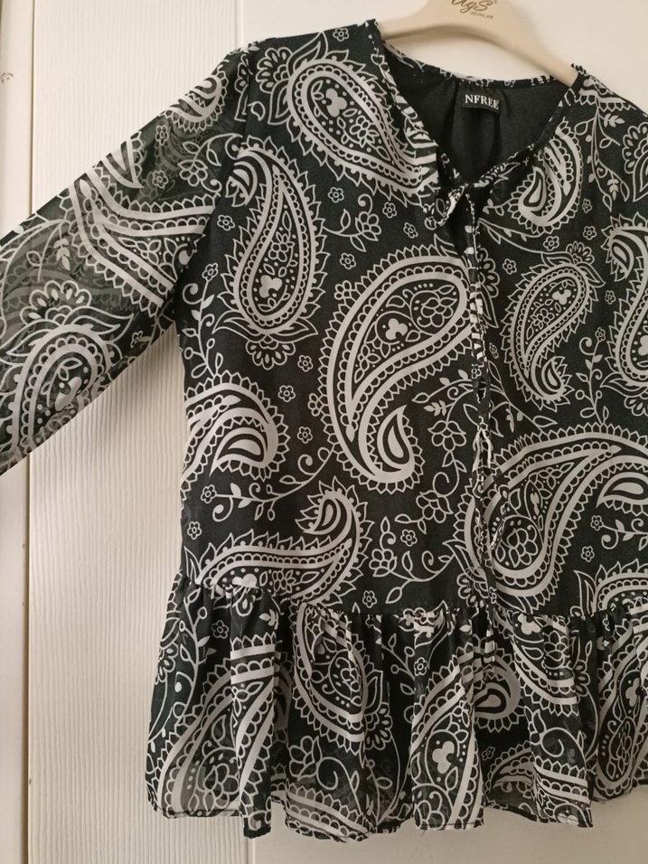 siyah beyaz şekilli fırfırlı transparan kollu bluz - Görsel 3