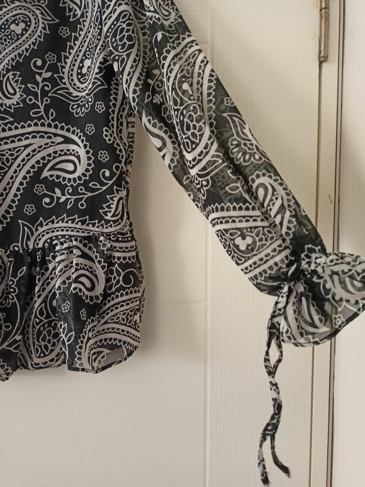 siyah beyaz şekilli fırfırlı transparan kollu bluz - Görsel 4