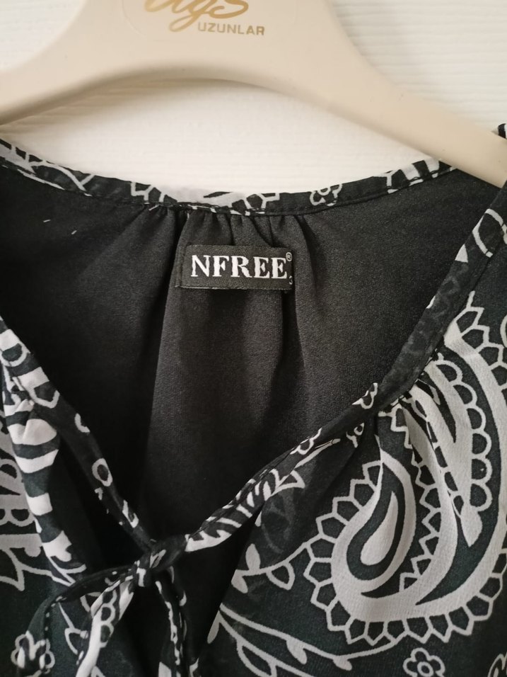 siyah beyaz şekilli fırfırlı transparan kollu bluz - Görsel 5