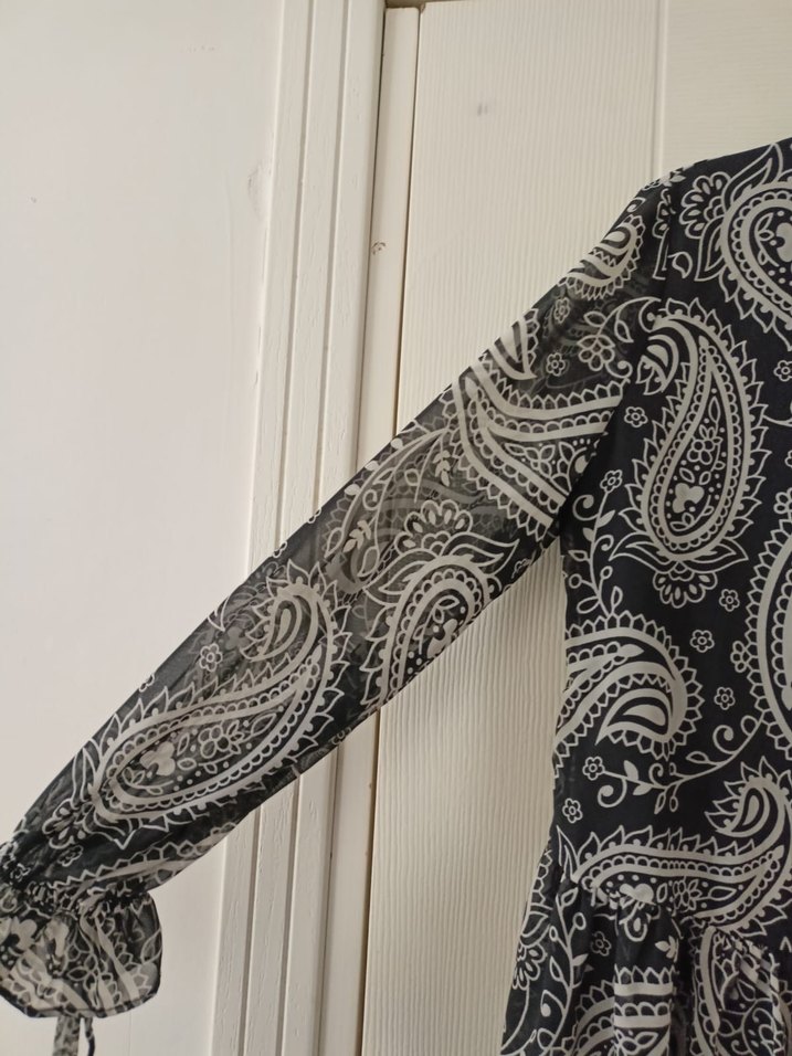 siyah beyaz şekilli fırfırlı transparan kollu bluz - Görsel 2