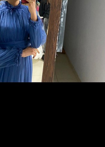 Uzun Kollu Yüksek Yakalı Mavi Pilili Abiye Elbise