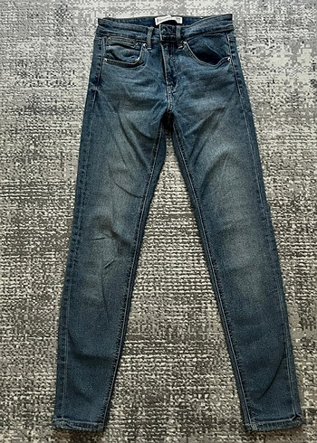 Damen dar geschnittene blaue Jeans
