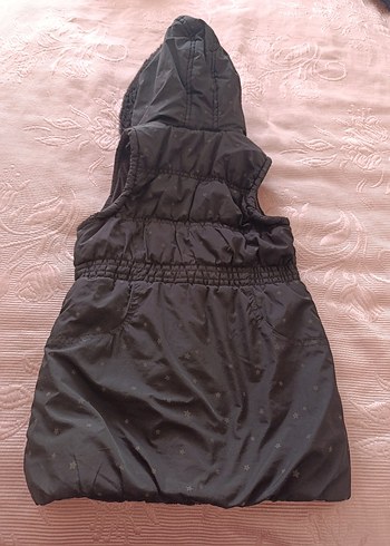 Kız Çocuk Siyah Kürklü Kapüşonlu Yelek - Görsel 2