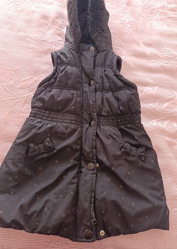 Kız Çocuk Siyah Kürklü Kapüşonlu Yelek - Görsel 3