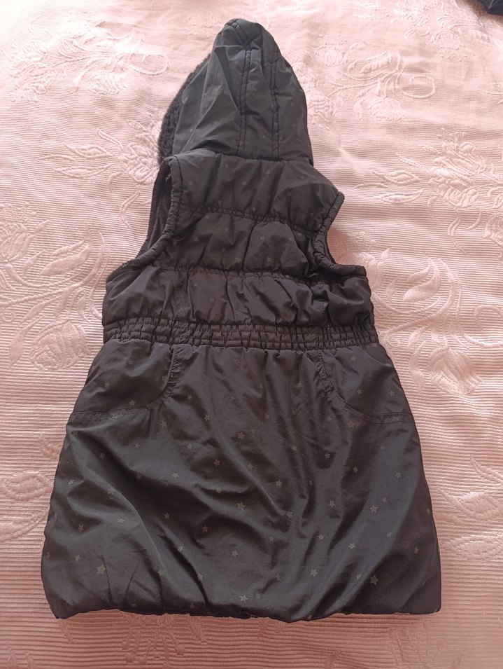 Kız Çocuk Siyah Kürklü Kapüşonlu Yelek - Görsel 2