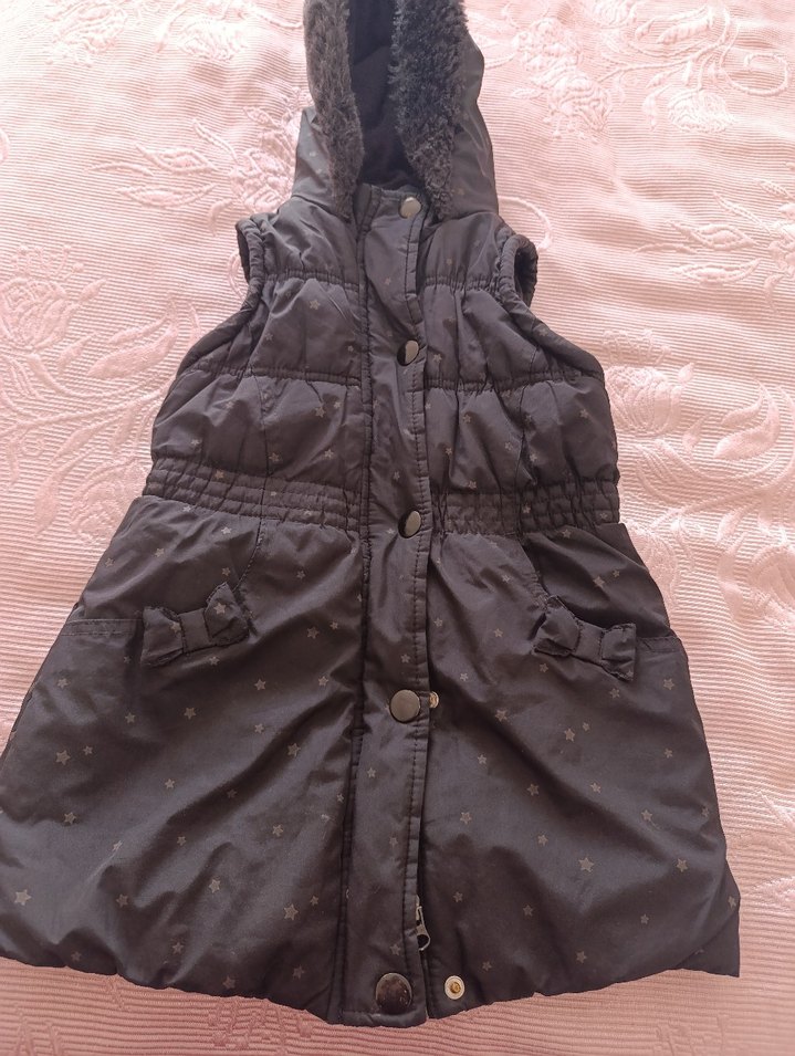 Kız Çocuk Siyah Kürklü Kapüşonlu Yelek - Görsel 3