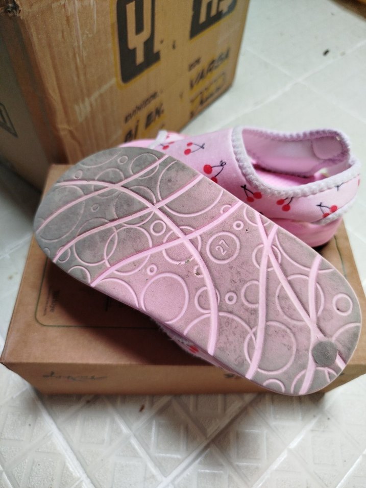 Kız Çocuk Pembe Kiraz Desenli Cırt Cırtlı Terlik - Görsel 2