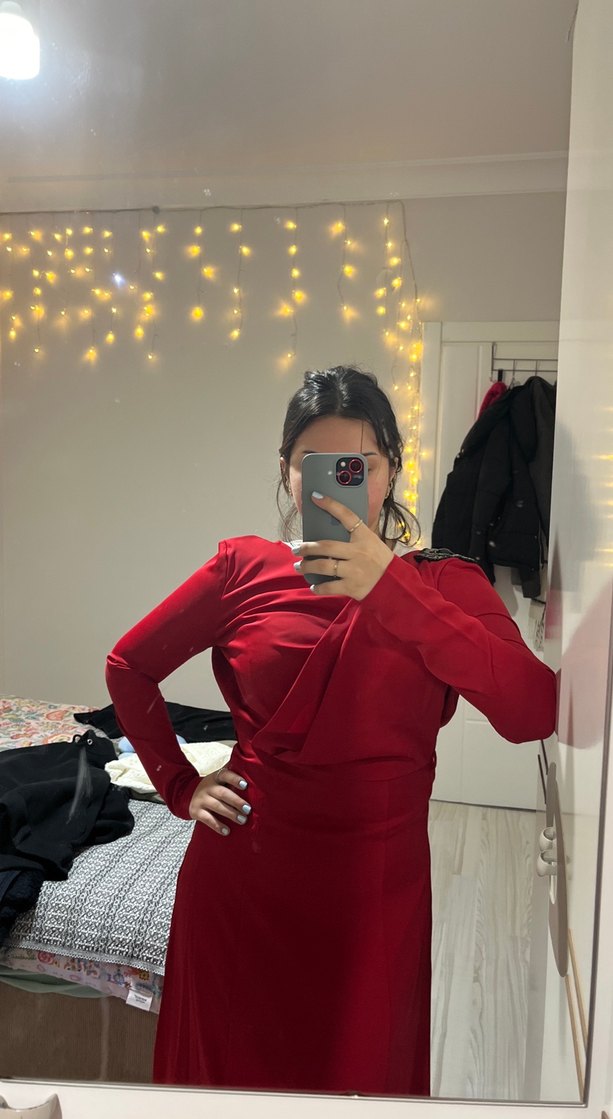 Kırmızı Yaka Uzun Kollu Drapeli Elbise - Görsel 2