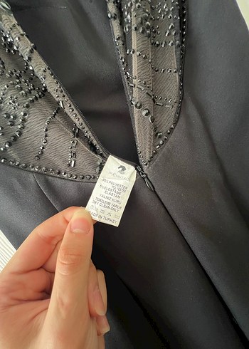 36 Beden Siyah Nakışlı Uzun Kolsuz V Yaka Abiye Elbise