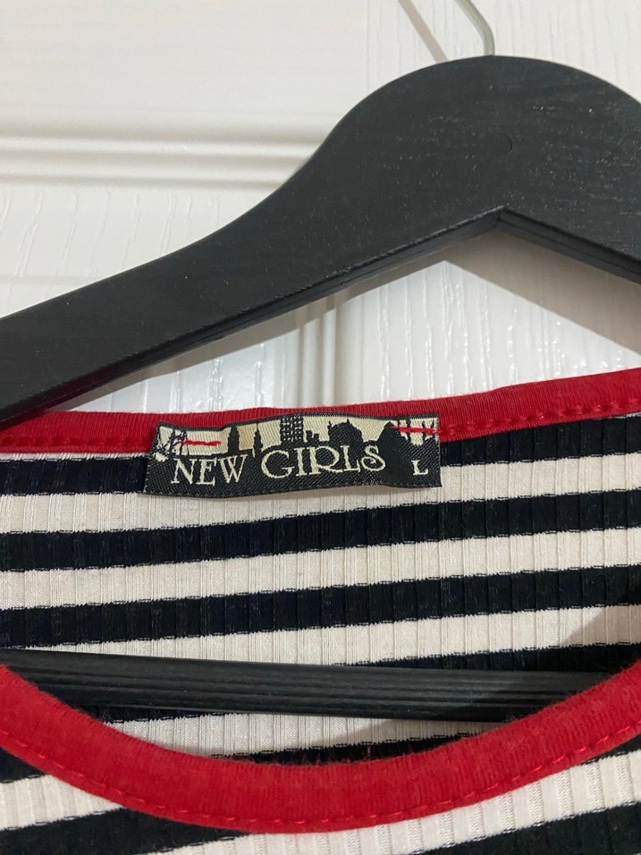 Kısa Kollu Siyah-Beyaz Çizgili Kadın Tişört - Görsel 3