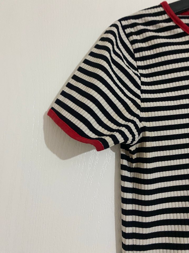 Kısa Kollu Siyah-Beyaz Çizgili Kadın Tişört - Görsel 2