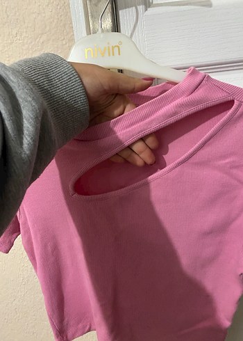 Pembe V Yaka Kısa Kollu Crop - Görsel 2