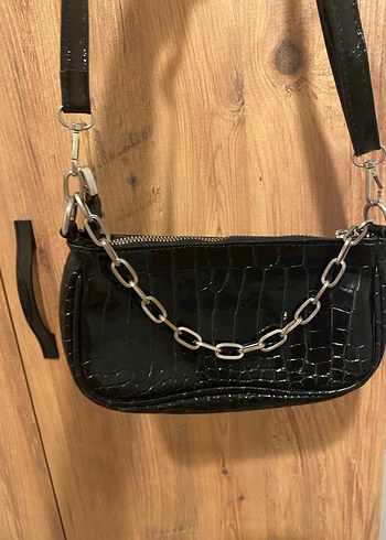 Zincir Detaylı Siyah Yılan Desenli Deri Çanta - Görsel 2
