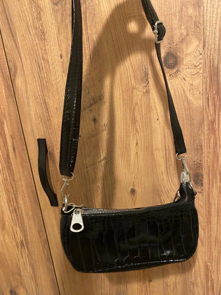 Zincir Detaylı Siyah Yılan Desenli Deri Çanta - Görsel 3