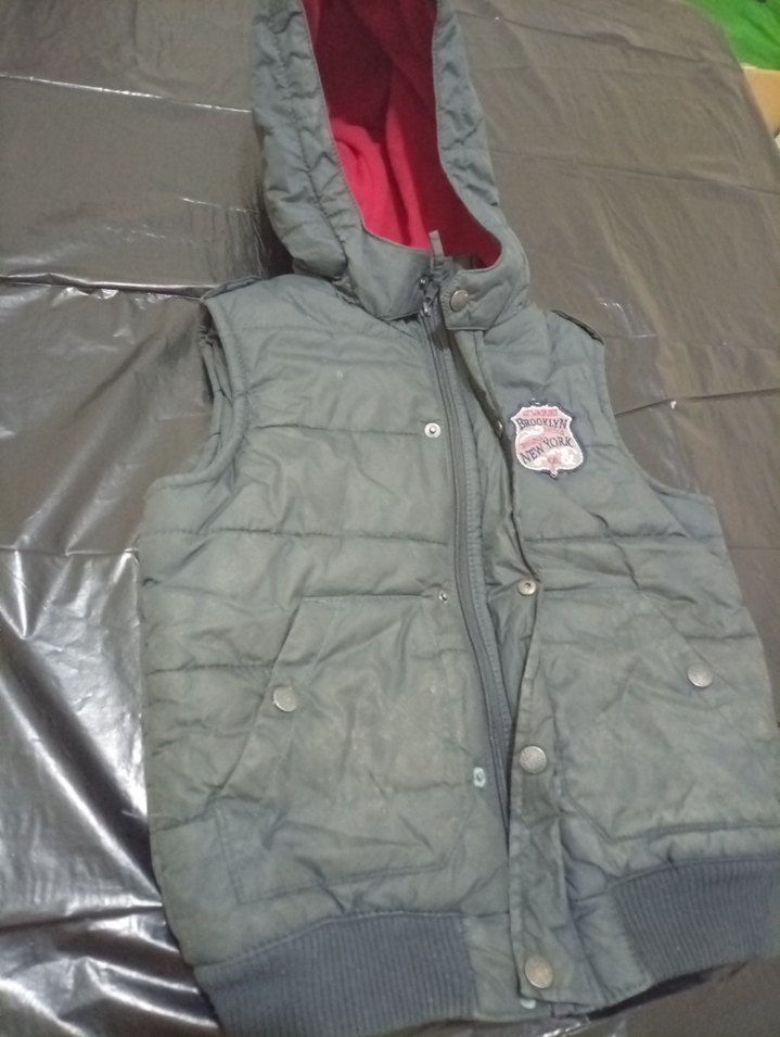 Gri Kapüşonlu Erkek Çocuk Yeleği - Görsel 2