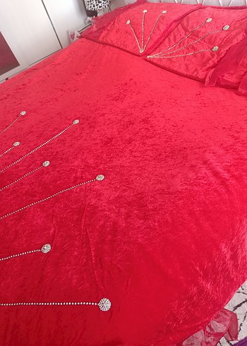 Kırmızı İşlemeli Parlak Yatak Örtüsü - Görsel 2