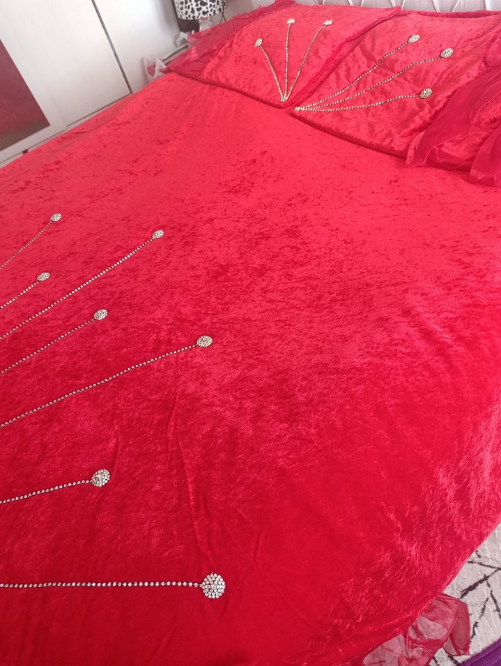 Kırmızı İşlemeli Parlak Yatak Örtüsü - Görsel 2