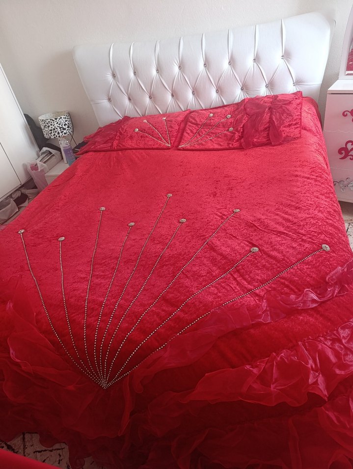 Kırmızı İşlemeli Parlak Yatak Örtüsü - Görsel 3