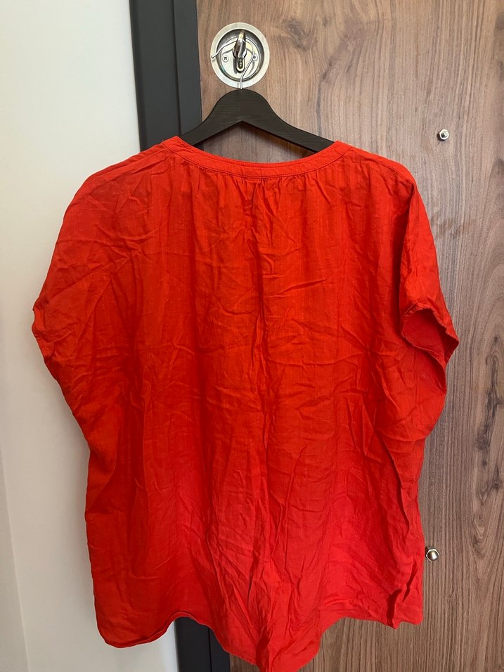 Kırmızı Keten V Yaka Kadın Bluz - Görsel 2