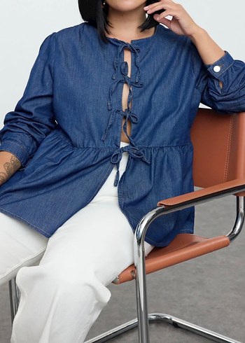 Koyu mavi bağlama detaylı büyük beden denim gömlek - Görsel 2