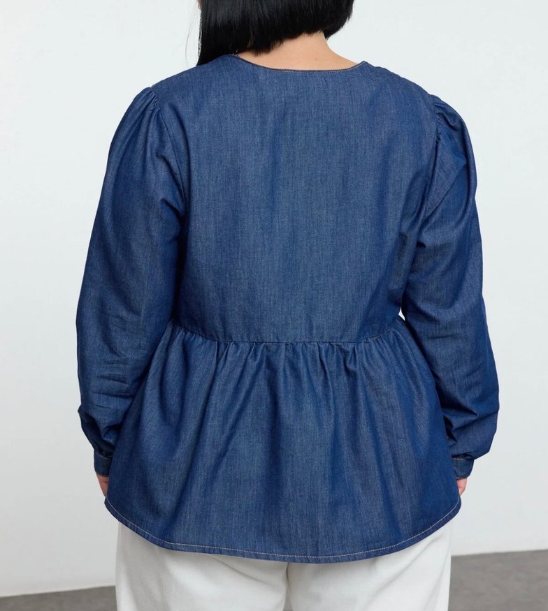 Koyu mavi bağlama detaylı büyük beden denim gömlek - Görsel 4