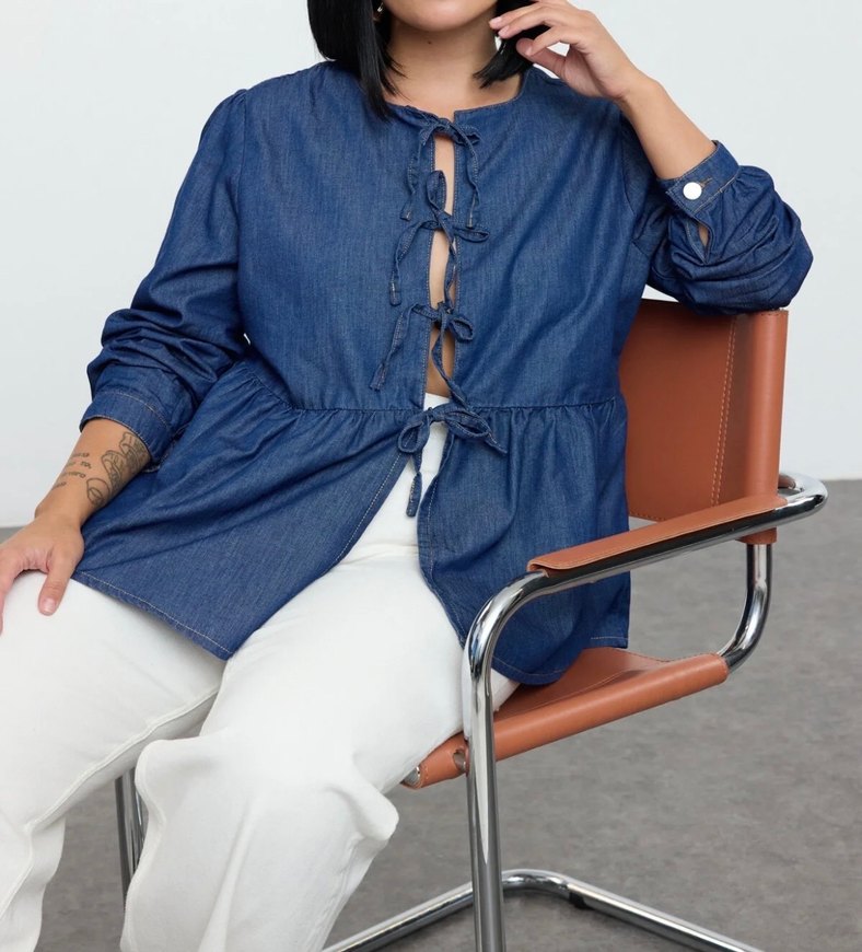 Koyu mavi bağlama detaylı büyük beden denim gömlek - Görsel 2