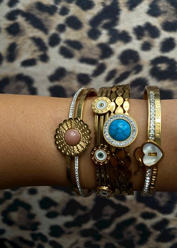 Altın Renkli Minimalist Bileklik - Görsel 3