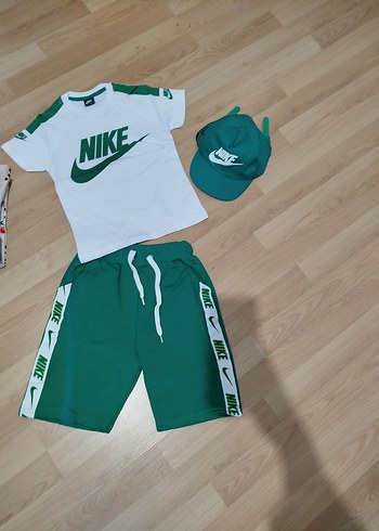 Erkek Çocuk Yeşil Nike Şortlu Takım