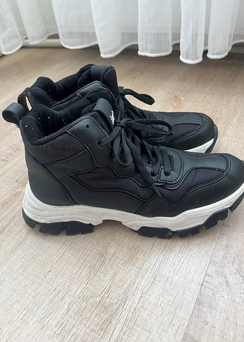 Siyah İnci Bağcıklı Kadın Spor Ayakkabı - Görsel 2