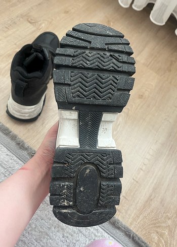 Siyah İnci Bağcıklı Kadın Spor Ayakkabı - Görsel 4