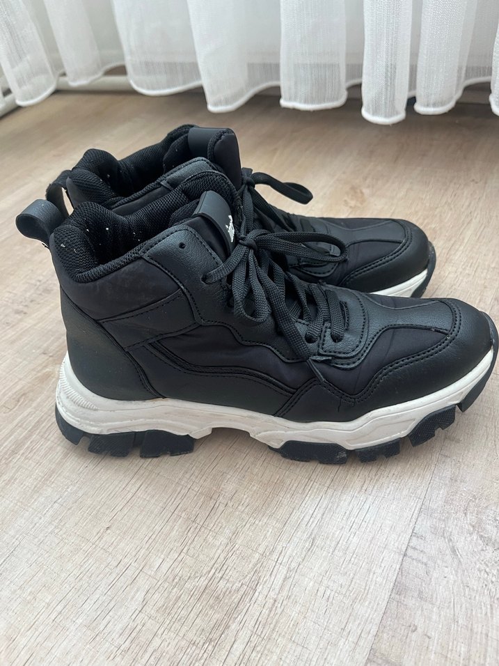 Siyah İnci Bağcıklı Kadın Spor Ayakkabı - Görsel 2