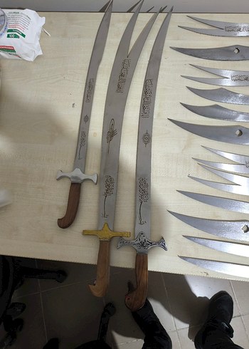 farklı boyutlarda kılıçlar standı mevcut - Görsel 5