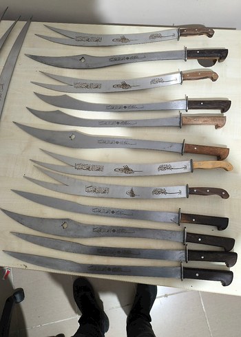 farklı boyutlarda kılıçlar standı mevcut - Görsel 4