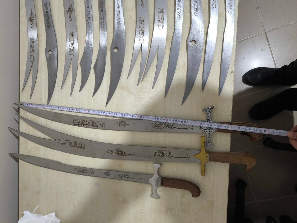 farklı boyutlarda kılıçlar standı mevcut - Görsel 3