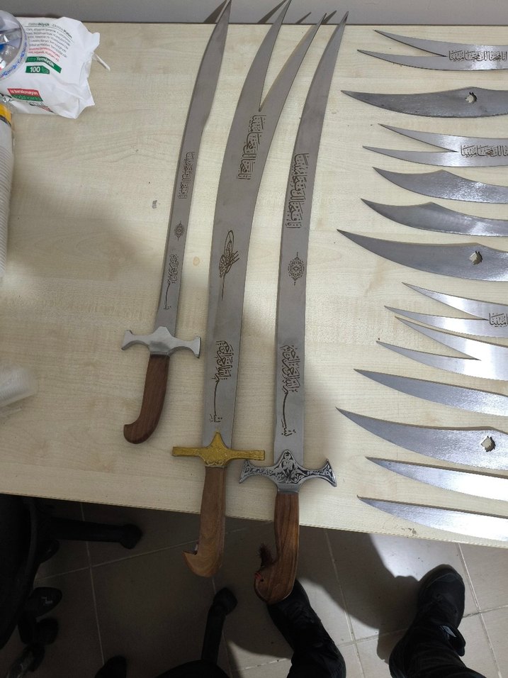 farklı boyutlarda kılıçlar standı mevcut - Görsel 5