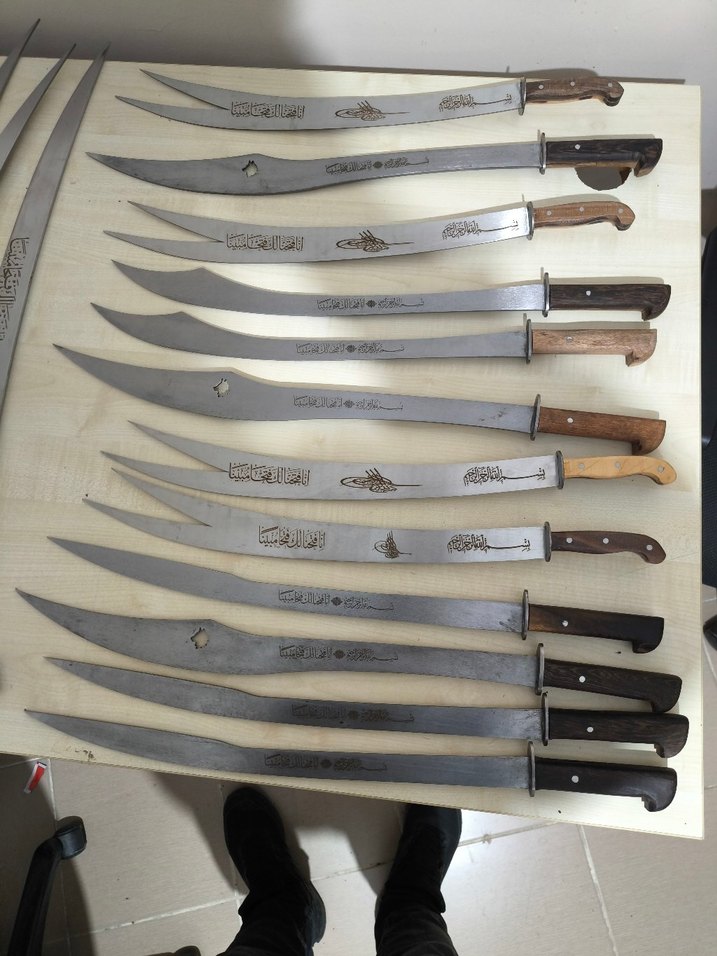 farklı boyutlarda kılıçlar standı mevcut - Görsel 4