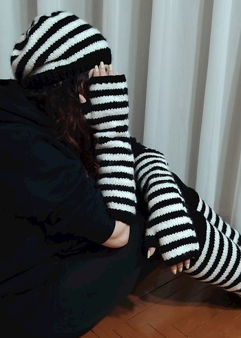 Siyah Beyaz Çizgili Örgü Kadın Eldiven-bere-tozluk takım - Görsel 2