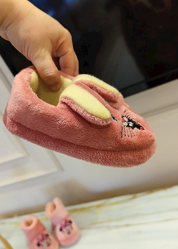 Nakışlı Pembe Kürklü Kız Çocuk Terliği - Görsel 3