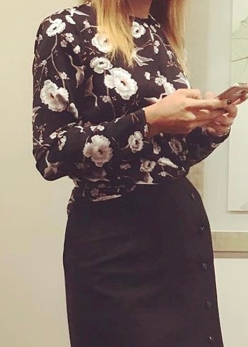 Siyah Çiçekli V Yaka Uzun Kollu Bluz - Görsel 2