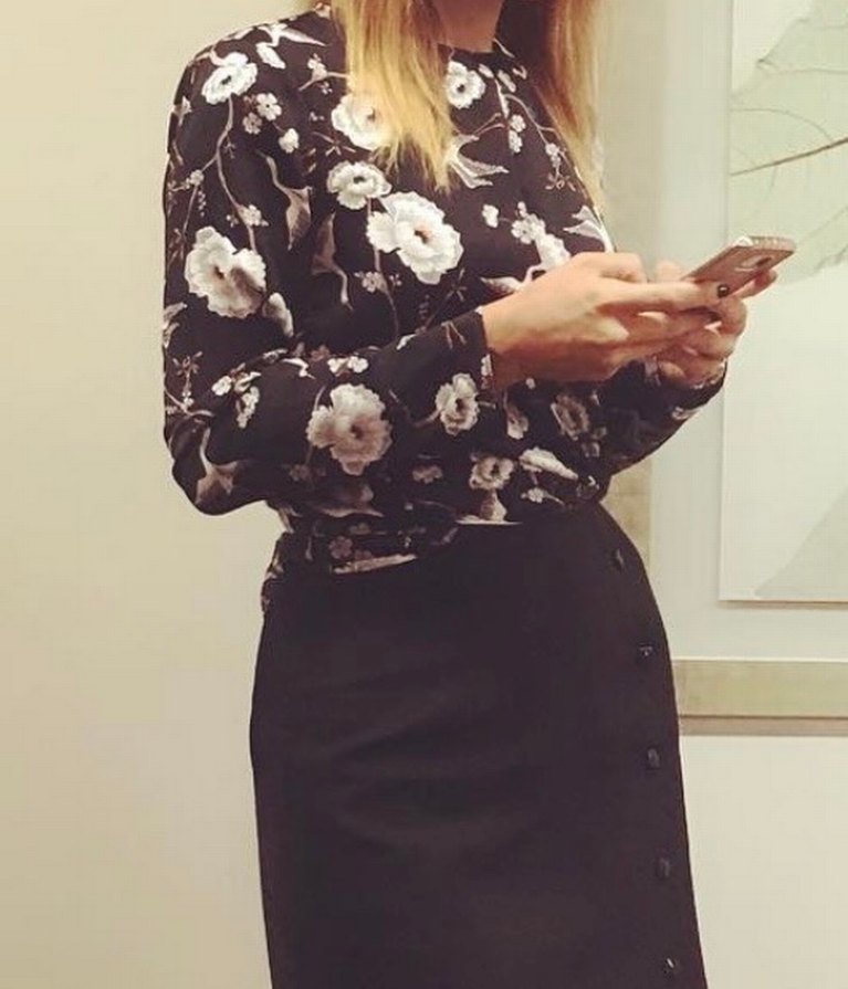 Siyah Çiçekli V Yaka Uzun Kollu Bluz - Görsel 2