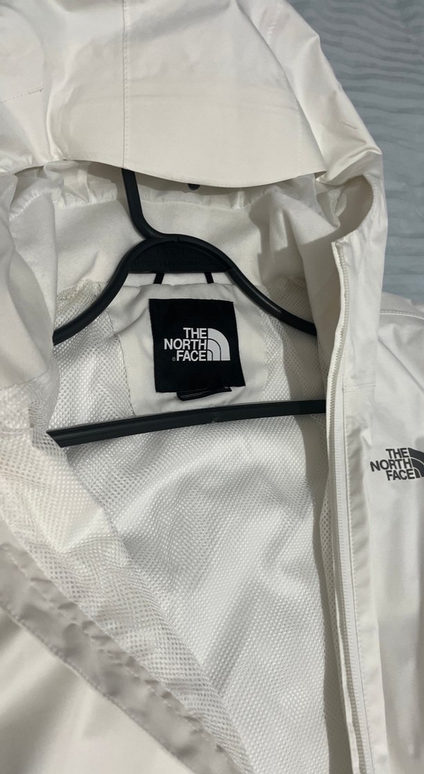 Orjinal The North Face Beyaz Kapüşonlu Yağmurluk - Görsel 3