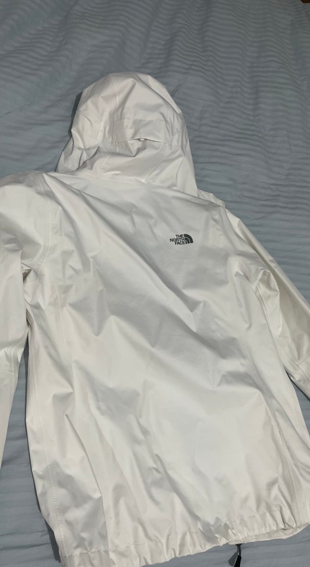 Orjinal The North Face Beyaz Kapüşonlu Yağmurluk - Görsel 4