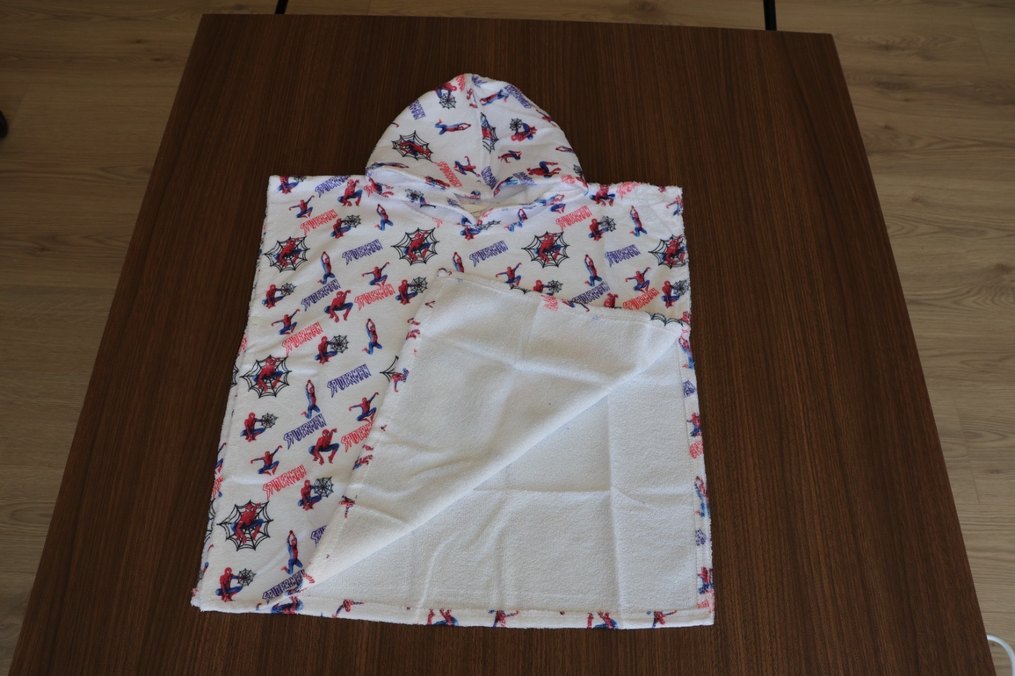 Çocuklar için Renkli Baskılı Kapüşonlu Bornoz - Görsel 2