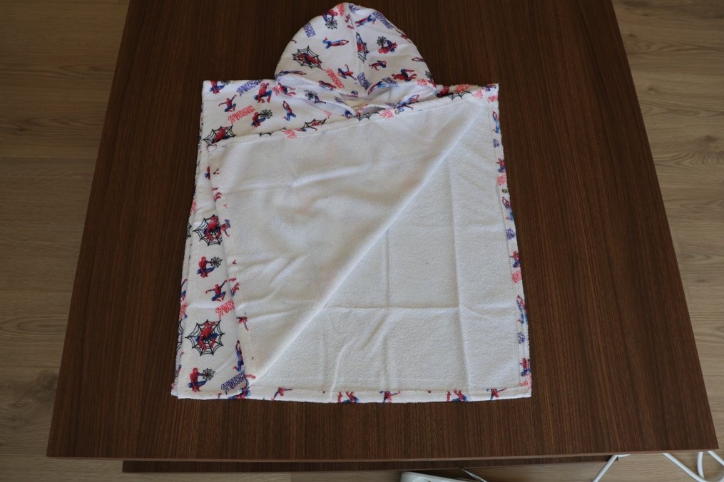 Çocuklar için Renkli Baskılı Kapüşonlu Bornoz - Görsel 4