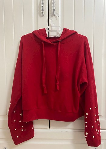 Boncuk Detaylı Kırmızı Kapüşonlu Sweatshirt