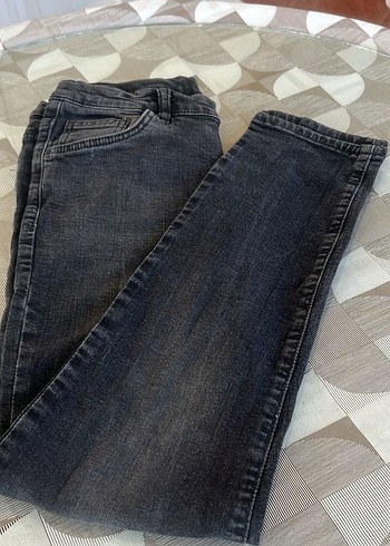 Gri erkek çocuk Jean