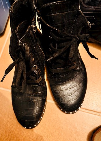 Siyah Parlak Yılan Derisi Desenli Kadın Bot - Görsel 3